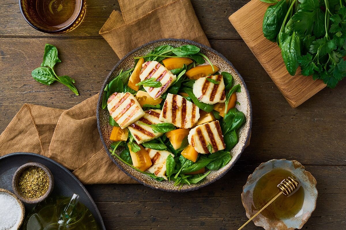 Сыр халуми жарят на сквороде, на гриле или мангале, запекают в духовке📷
