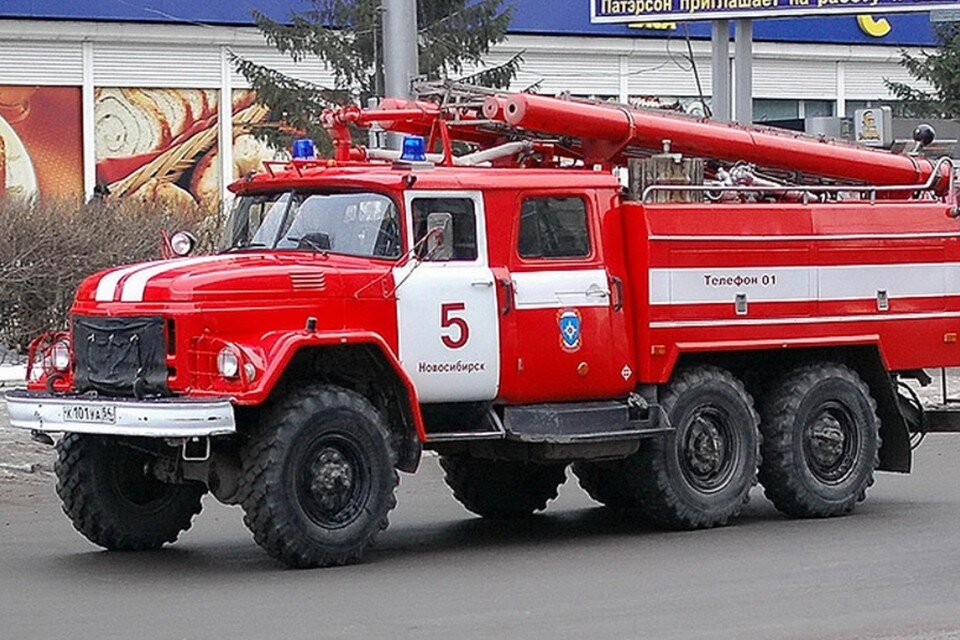   Пожарные эвакуировали грузовик из соседнего гаража. Алексей ИГНАТОВИЧ