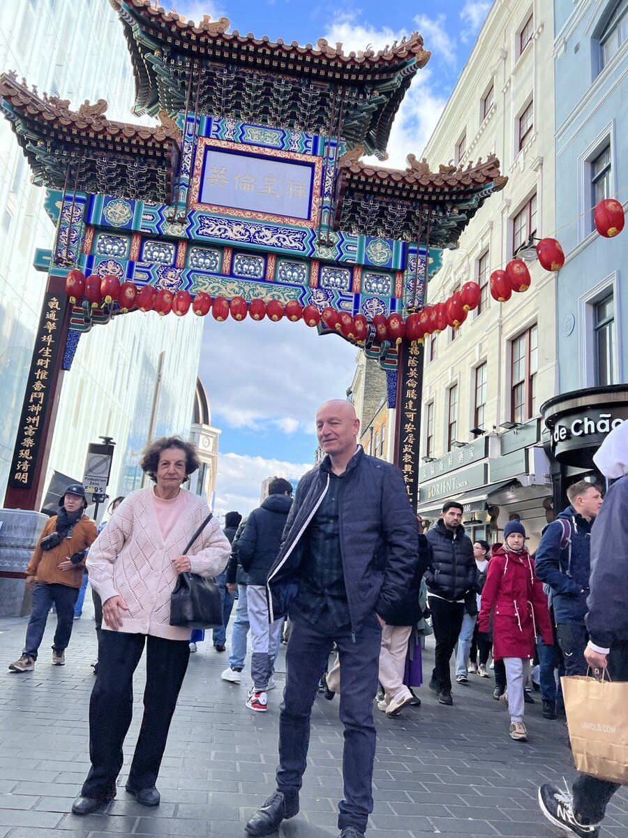 Взрослые люди путешествуют по Англии. Личные фото