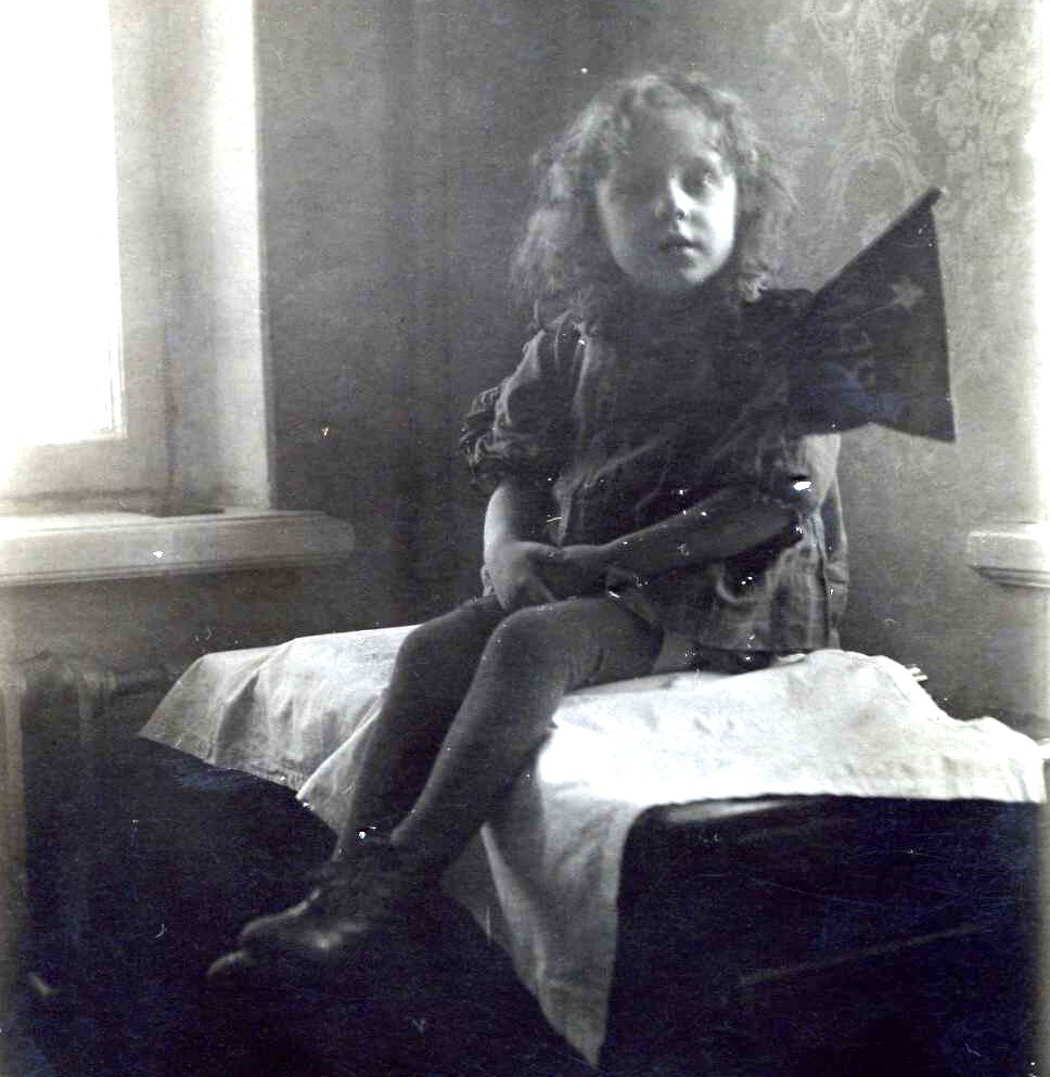 Лёка с первомайским флажком. 1936 г. Фото из семейного архива
