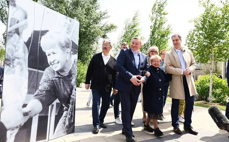 Александра Пахмутова на одноименной аллее