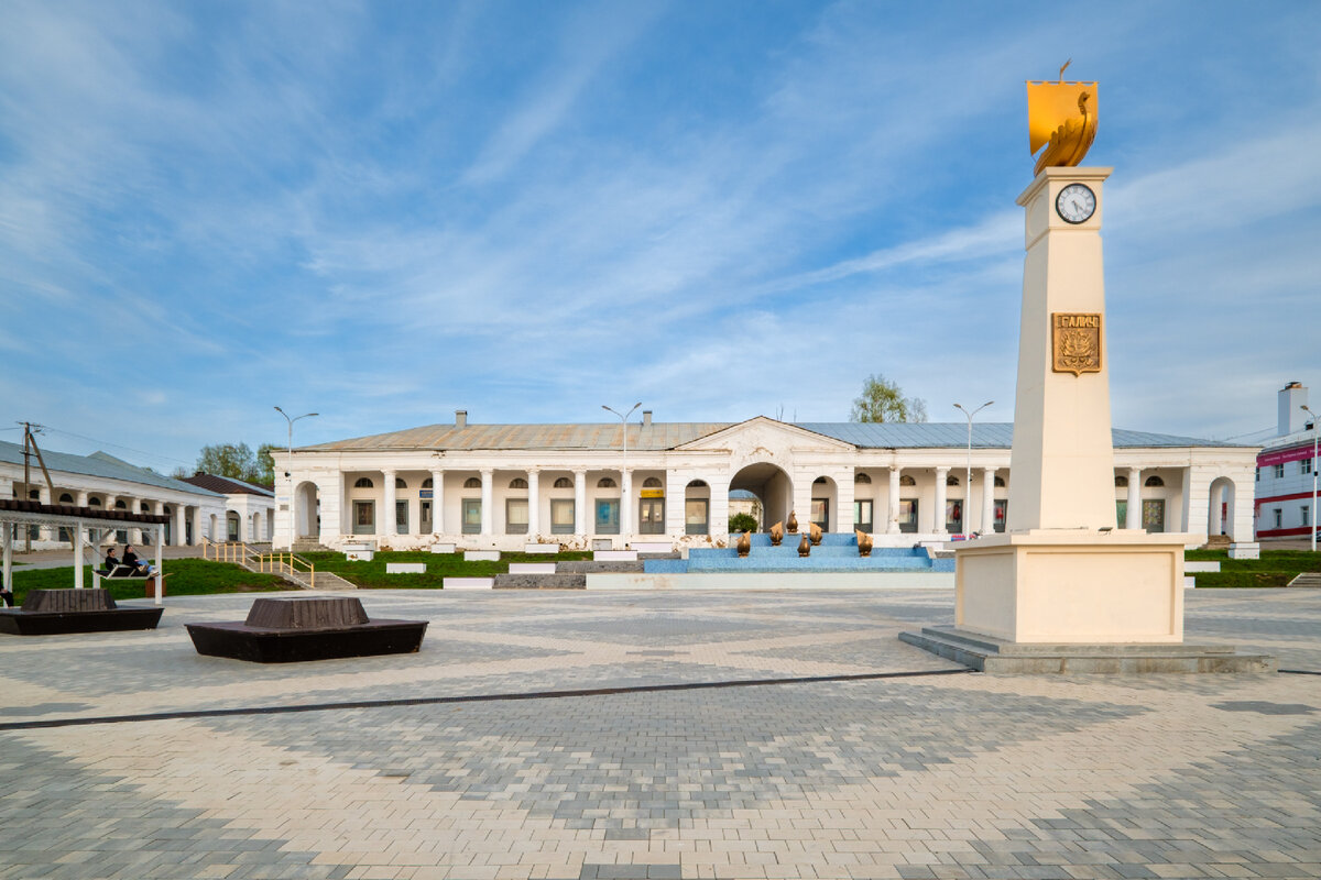 новый центр Галича - плитка, качели, справа отвратительный Магнит