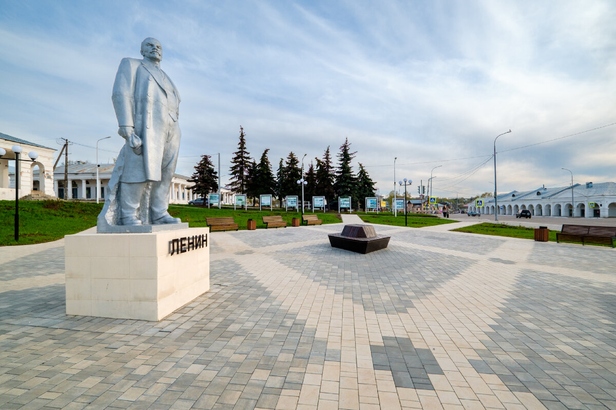 вождя подписали, чтобы подрастающее поколение тоже было в курсе, кому этот памятник