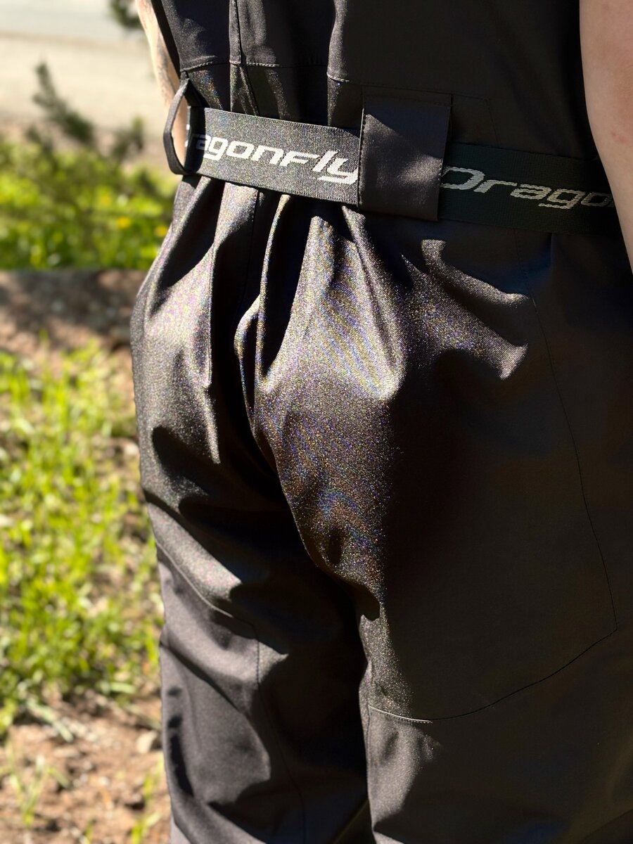 Усиления из пятислойной ткани в местах возможного протирания: задняя часть брюк, промежность, колени.