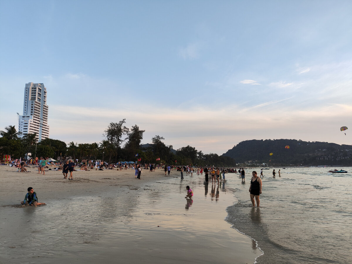 Вид на вечерний пляж Патонг