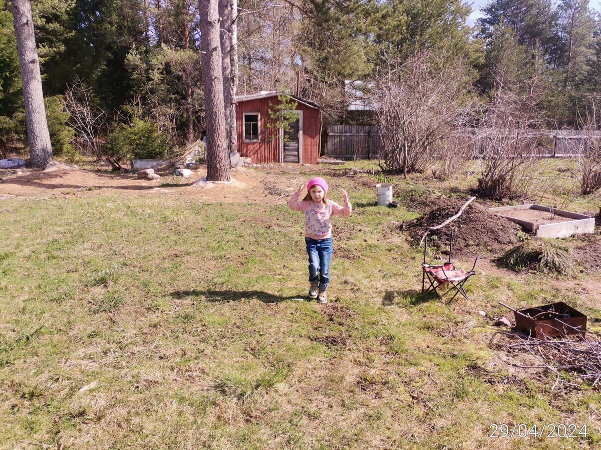Агния бежит от домика. Разочарована, что на нем висит замок. 