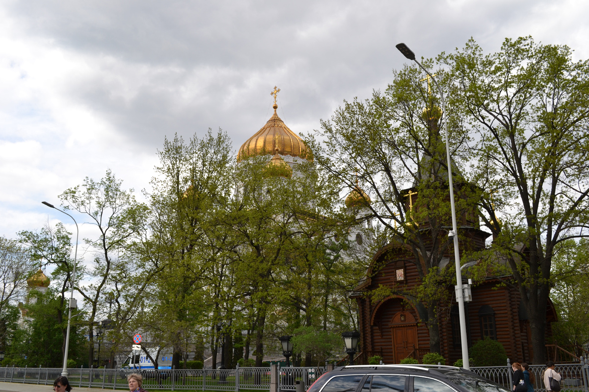 Москва. Храм Христа спасителя (в Храме выход через правый предел. Левее на фото - калитка, выход из парка) 28.04.2024. Фото автора