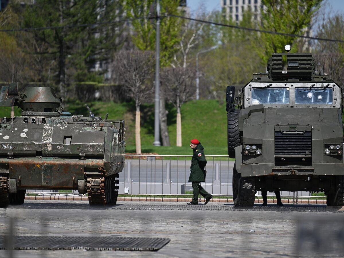    БТР М-113 и бронеавтомобиль MRAP BMC Kirpi 4x4, захваченные российскими военнослужащими в ходе спецоперации, на Поклонной горе в Москве© РИА Новости / Павел Бедняков