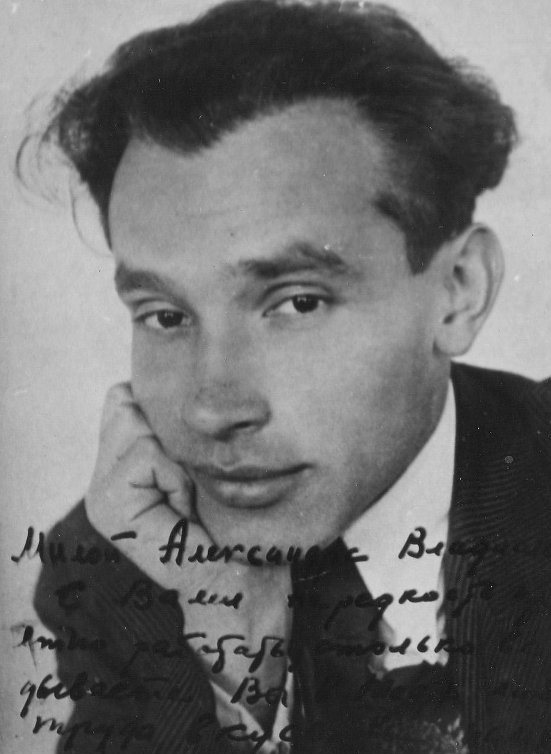 Вот так он, наверное, тогда выглядел. А может, уже был постарше, но мне нравится эта фотография. Фото с сайта https://www.kino-teatr.ru/teatr/acter/sov/20914/foto/