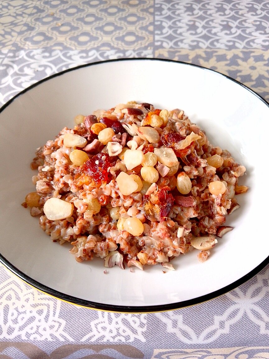 Гречневая каша на кокосовом молоке с финиками и изюмом