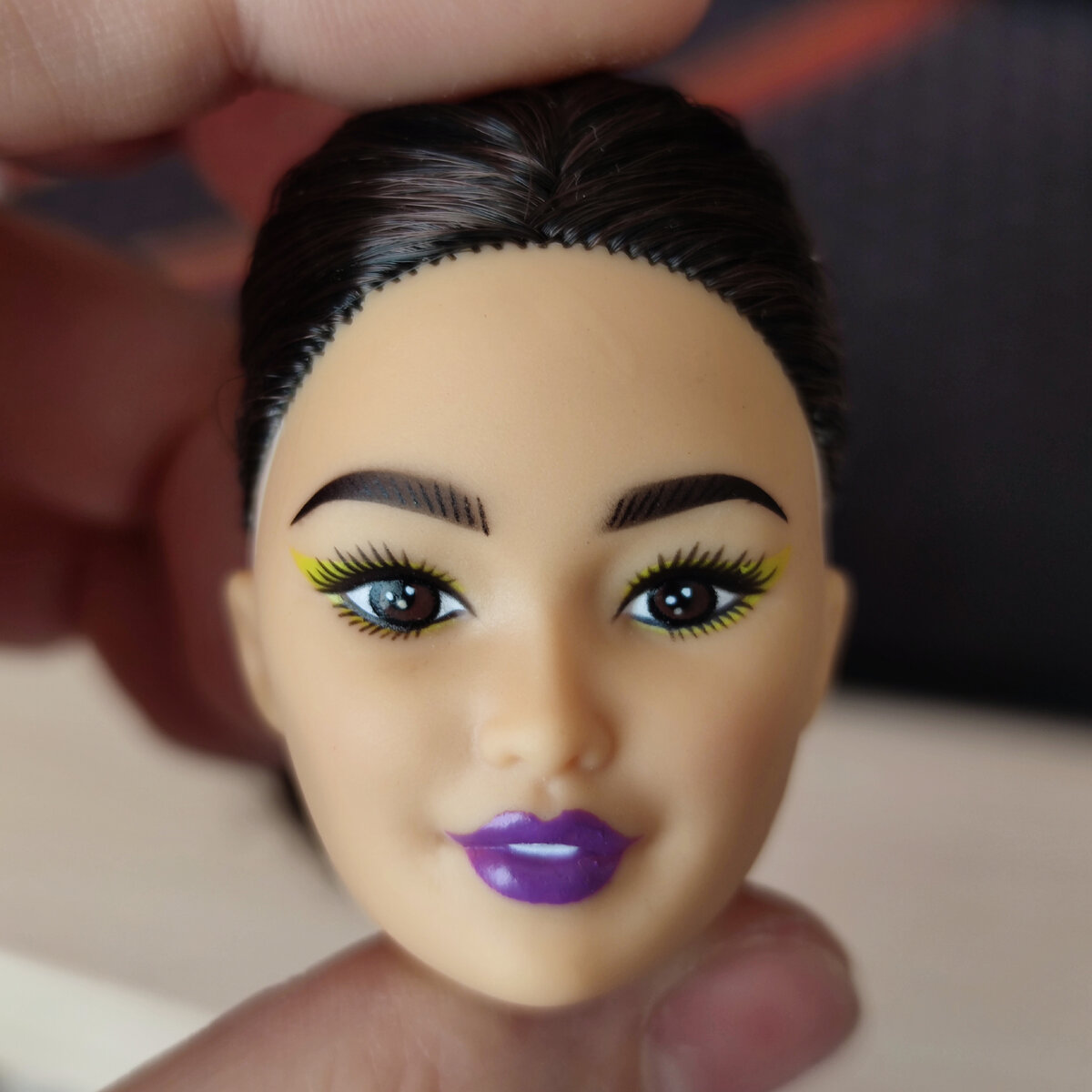 Убедилась, что будущая линия роста волос спереди смотрится симметрично