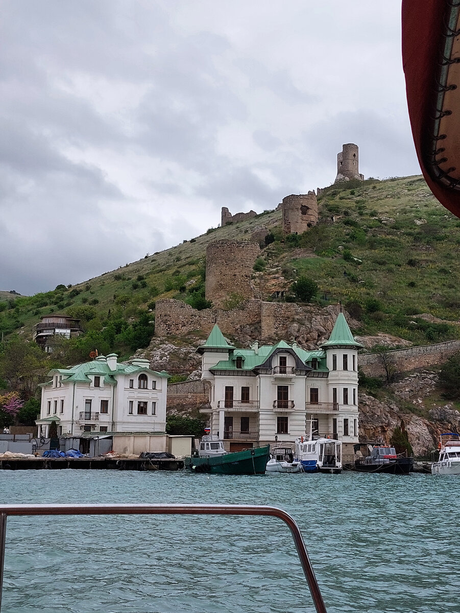 Генуэзская крепость Чембало ( на горе)