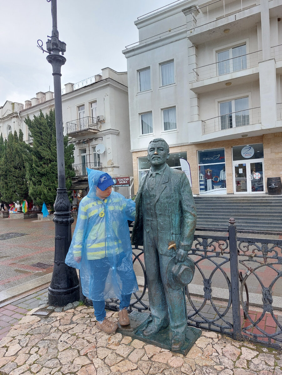 Памятник Куприну на набережной Назукина в Балаклаве