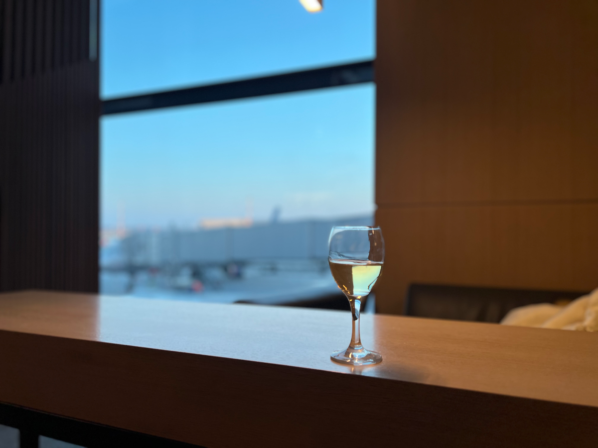 Вид со столика прямо на взлетную полосу