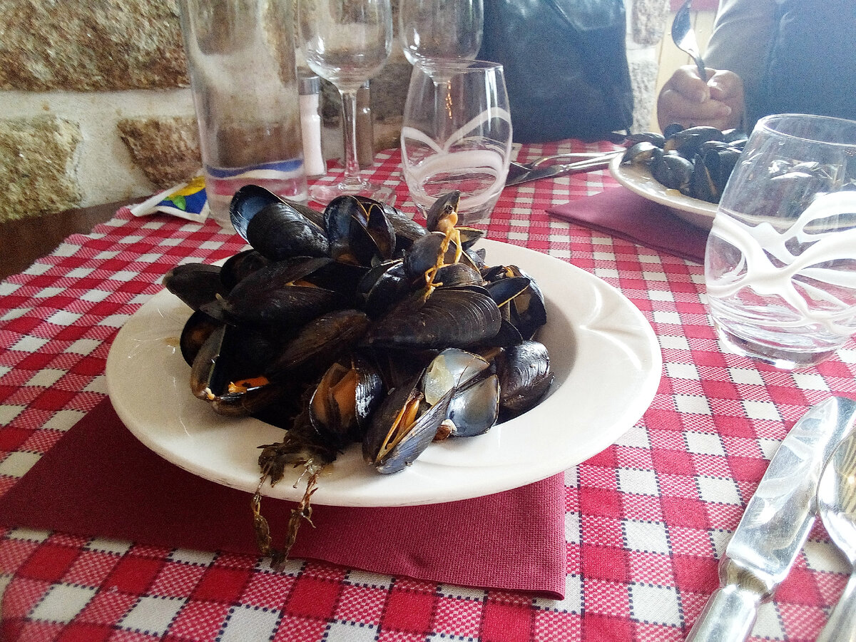 Соседские мидии... С лучком! Фу...