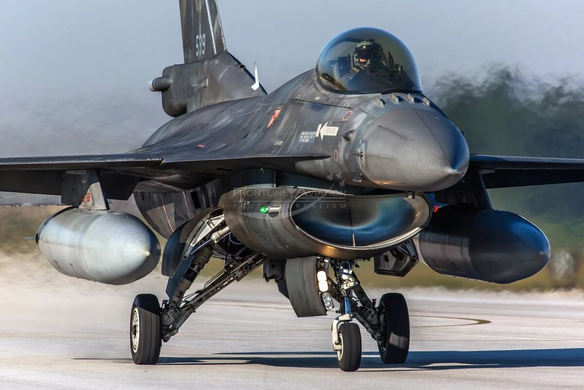 General Dynamics F-16 Fighting Falcon (англ. дословно — боевой сокол, — назван так в честь талисмана Военно-воздушной академии США в Колорадо Спрингс) — американский многофункциональный лёгкий истребитель четвёртого поколения.