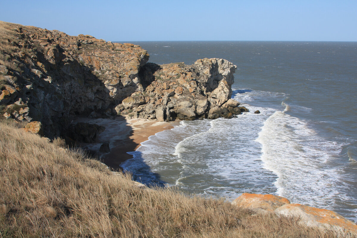 Бухта забвения, сюда достаточно непросто спуститься, особенно с поклажей, зато уединение обеспечено 