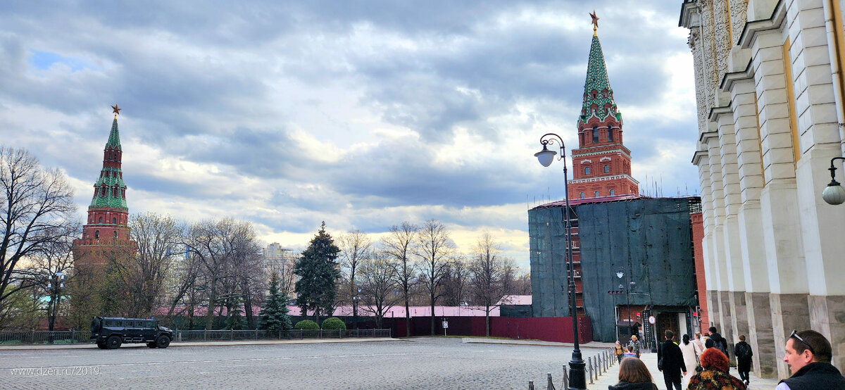 Оружейная палата расположена в сердце Московского Кремля, и является одним из самых роскошных и значимых исторических музеев России.-2