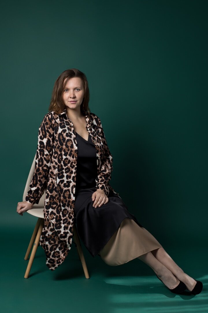 Героиня проекта Многогранность - Юлия Амоскаева 
✔портретный и семейный фотограф - эмоции и моменты важнее всего в кадре.

✔ более 13 фото-публикаций в иностранных журналах.

✔ участница фото-выставок и конкурсов.

✔ собирает историю своей семьи для книги о родных.

✔пишет стихи, но редко их показывает.

✔ведёт свой телеграм-канал "Юля про фото, книги и кино".

✔ любит книги и это взаимно. Много читает и пишет о том, что вдохновляет: книги, фильмы, сериалы, театр.

✔ собирает коллекцию книг с автографами авторов, в которой уже 19 экземпляров.

✔ хобби - рукоделие: шьёт, вяжет, вышивает, осваивает нейрографику и все это под любимую музыку.

✔в свободное от съёмок время жена и мама двоих детей.

✔ в прошлом инженер в сфере землеустройства, аспирант кафедры в ТИУ и сотрудник кадастровой палаты.

Любимая цитата и девиз: красота в глазах смотрящего.