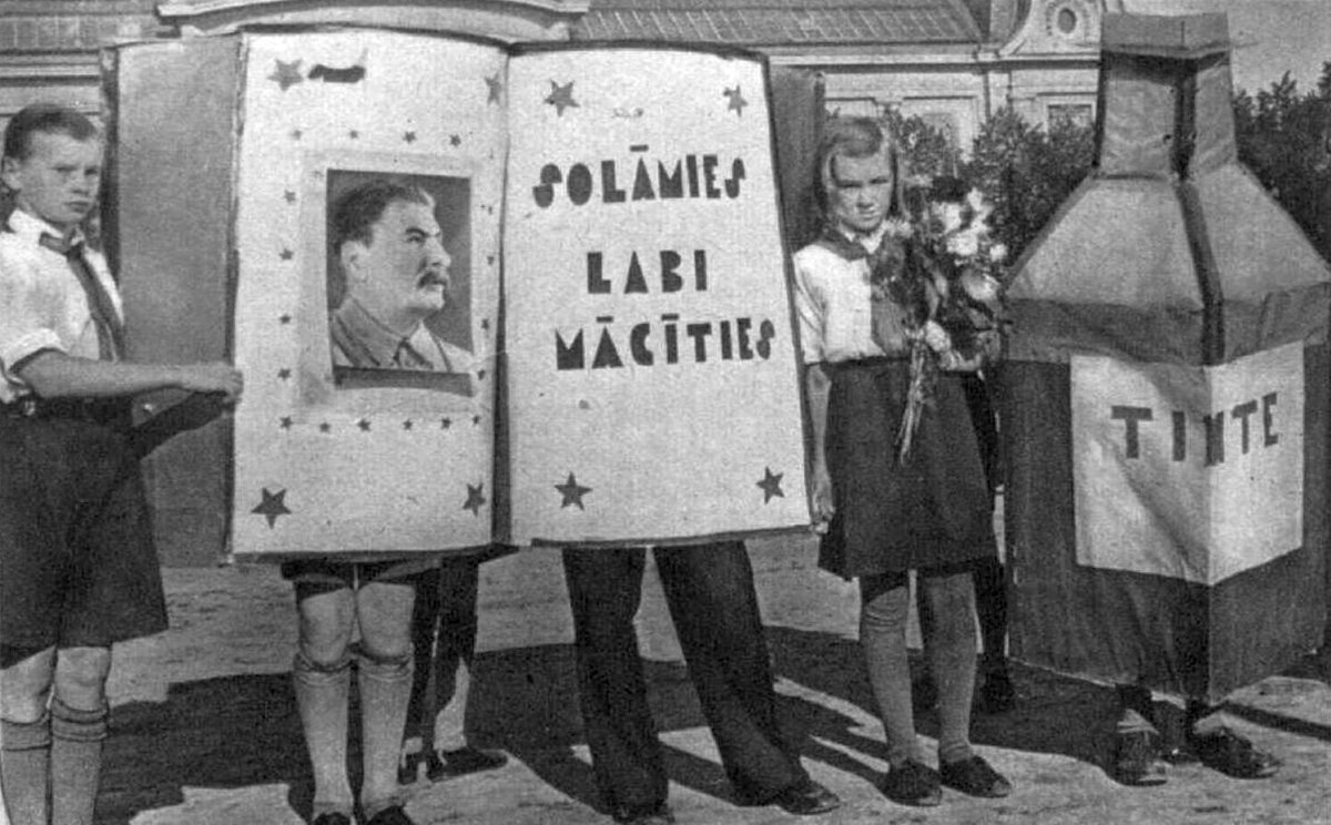 22 сентября 1940 года. Юные латвийские пионеры обещают Сталину хорошо учиться © Atputa