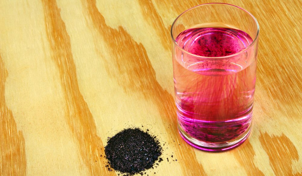 Среди огородников с каждым готом набирает популярность обработки семян растений в слабом растворе марганцовки.