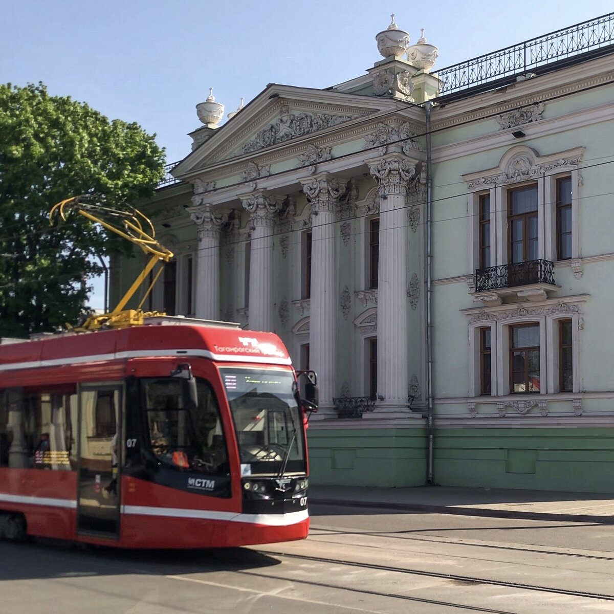 Знаменитый таганрогский трамвай на фоне здания историко-краеведческого музея