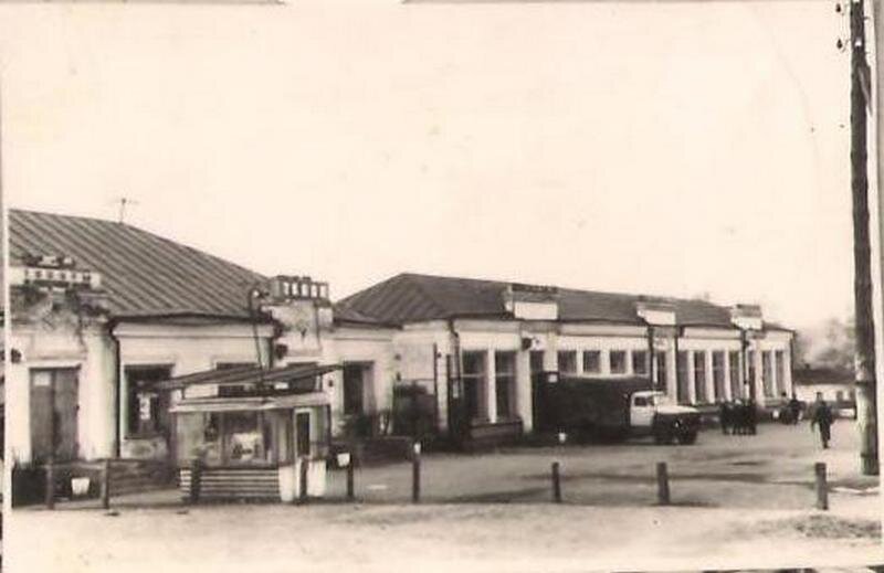 Фото из источников общего доступа в сети Интернет. Деревенская торговая площадь в 60-70-е годы.  Источник https://vk.com/sosnovskiy_district