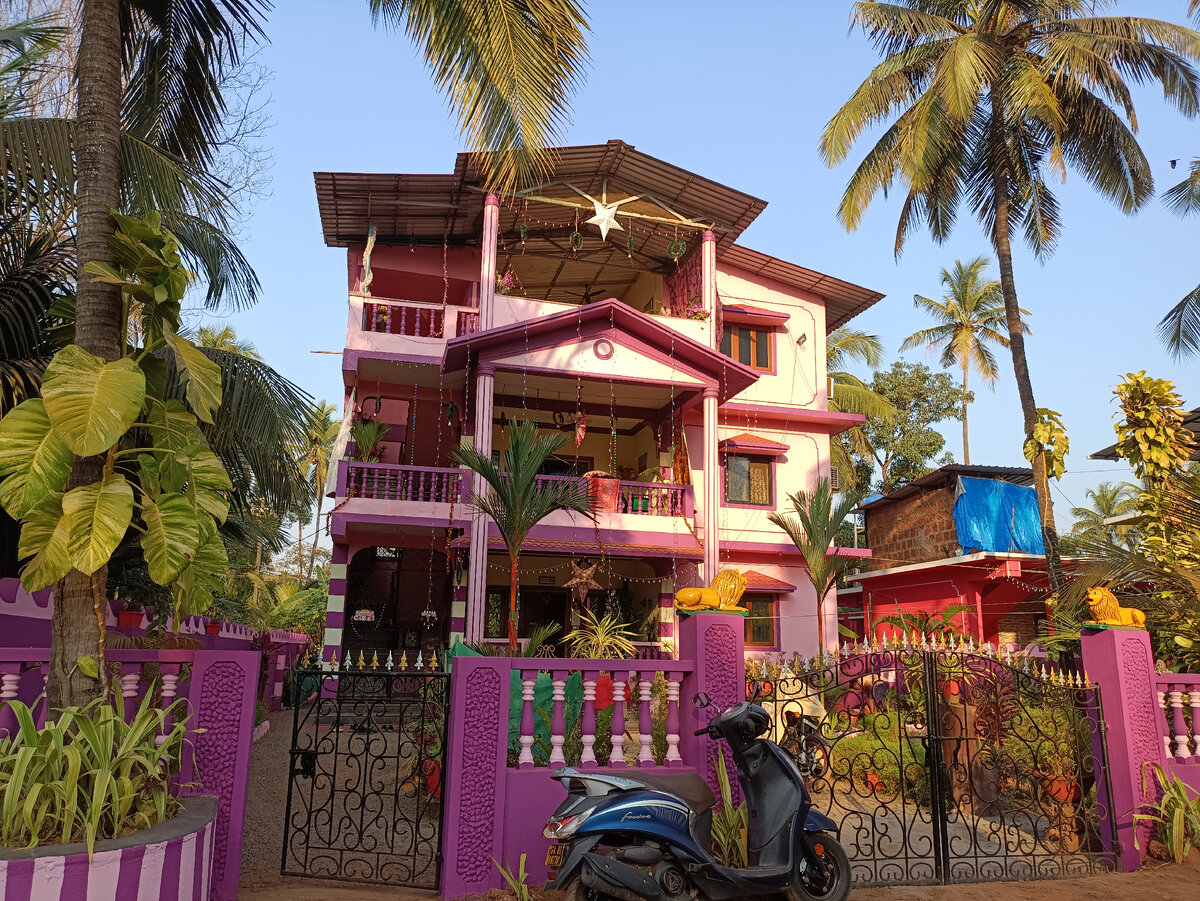 Индийцы любят яркие красивые цвета - вот так выглядит обычный дом.