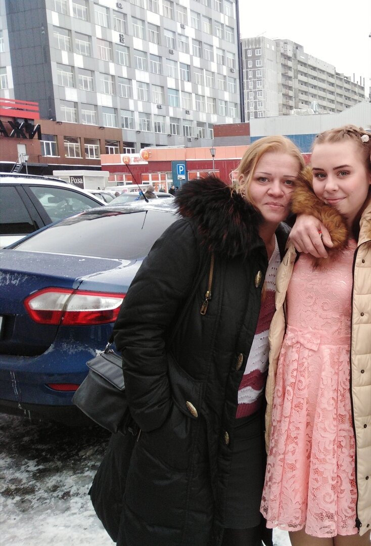Таня Осокина ( в чёрной куртке с дочерью )