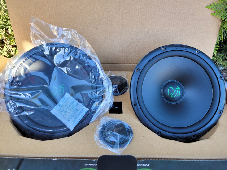 В комплекте сами динамики, высокочастотники и сопротивления