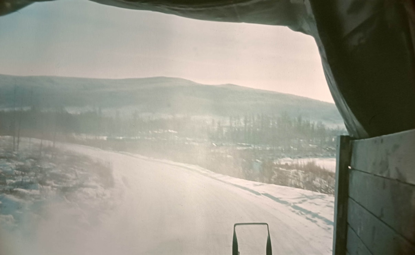 Рис. 1. Начало зимы 1985-1986 гг. Выезжаю на трассу. Вид из кузова ЗИЛ-131. Здесь и далее – фото автора.