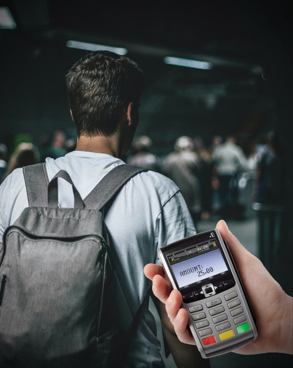 Мало кто носит свои банковские карты в рюкзаке, но так же терминал могут поднести к карманам штанов или верхней одежды.