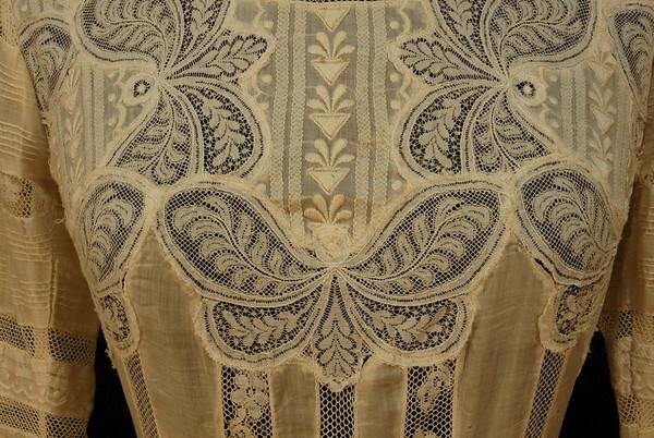 Этот вид домашнего наряда свободного кроя, из лёгких тканей, появился в 1870-е годы и пользовался популярностью последнюю четверть XIX века и первые десятилетия XX века.