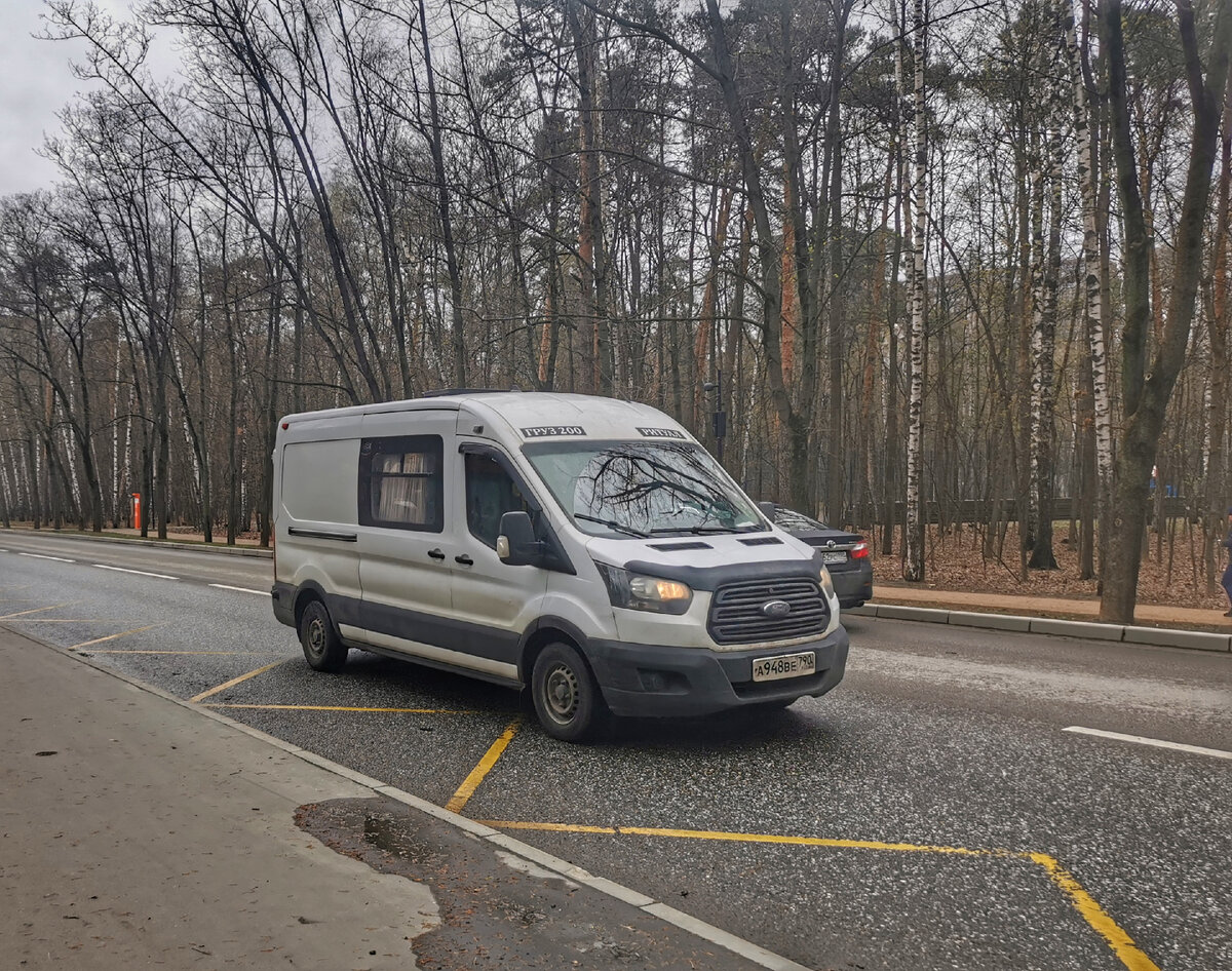 Автомобиль Ford Transit модели 23278С производства ООО "СТ Нижегородец. В данном случае для ритуальных перевозок. Пехотная улица.