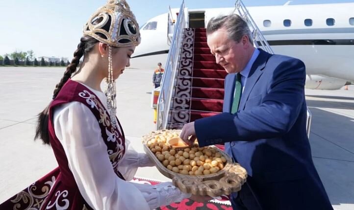 Дэвид Кэмерон во время поездки по Средней Азии