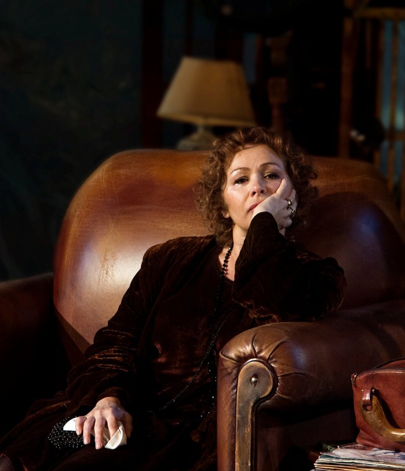 Сцена из спектакля "Цена". В главной роли - Татьяна Аугшкап. Фото автора. 