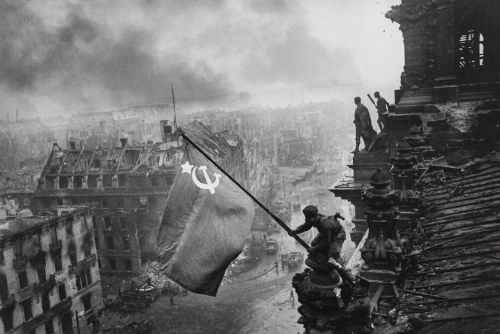 Фото флага над берлином. Знамя Победы над Рейхстагом в Берлине. Рахимжан Кошкарбаев Рейхстаг.