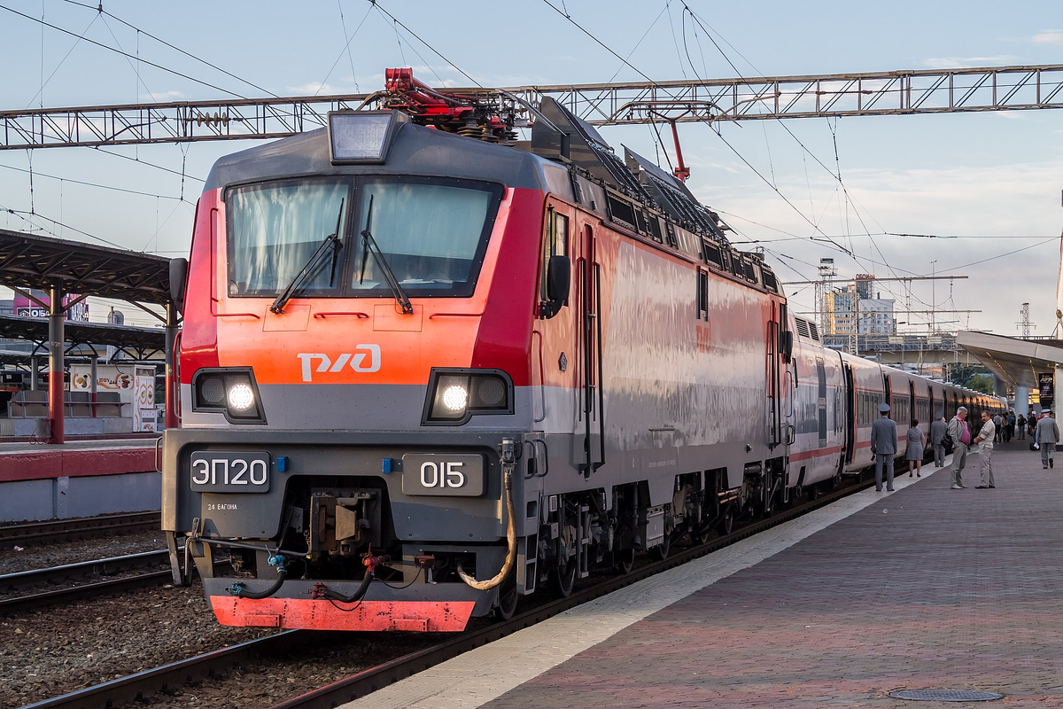 Электровоз ЭП20-015. Источник фото: ru.wikipedia.org Авторство: Neu-Zwei. https://img-fotki.yandex.ru/get/9668/43107019.28/0_aa317_10446ee6_orig.jpg, CC BY-SA 4.0, https://commons.wikimedia.org/w/index.php?curid=45008015