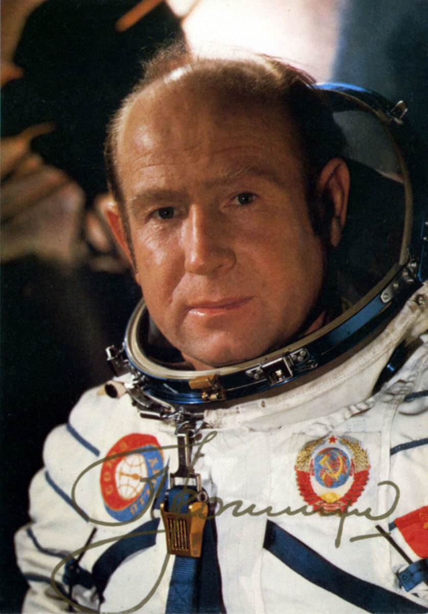 Алексе́й  Архи́пович Лео́нов (30 мая 1934 г.  — 11 октября 2019 г.) — лётчик-космонавт СССР № 11, первый человек в мире, вышедший в открытый космос. Дважды Герой Советского Союза[6] (1965, 1975), генерал-майор авиации (1975), лауреат Государственной премии СССР (1981), член Высшего совета партии «Единая Россия» (2002—2019).