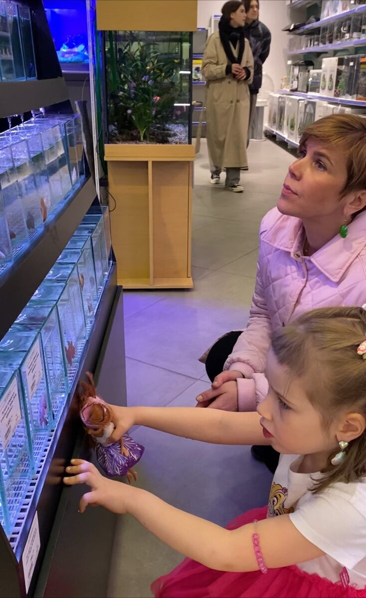 Мы с дочкой выбираем рыбку-петушка