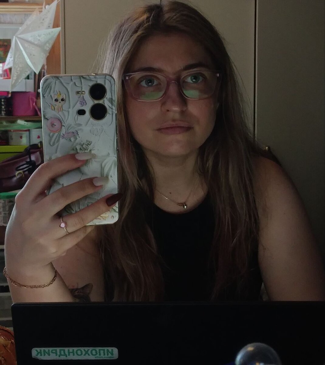 Смотрю на себя в зеркало