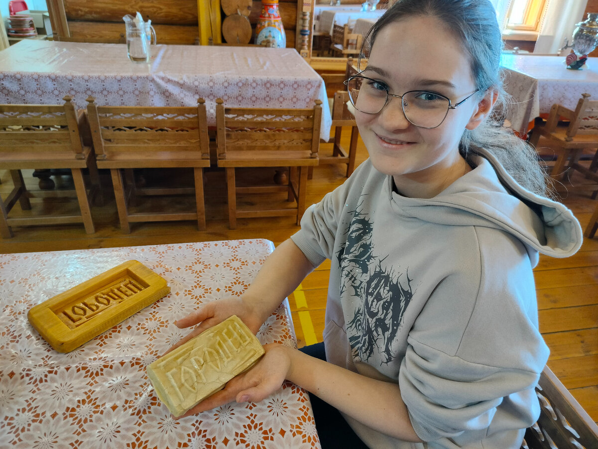 Анна слепила свой первый городецкий пряник в Городе Мастеров