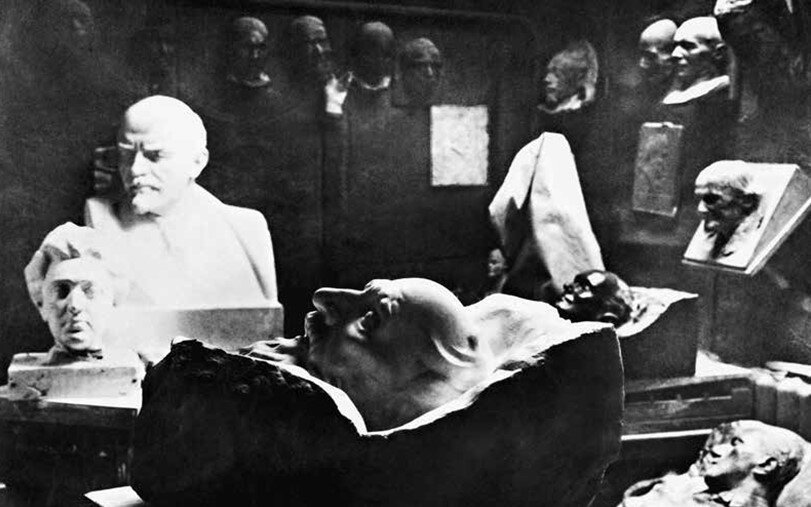 В мастерской Меркурова, 1930е
