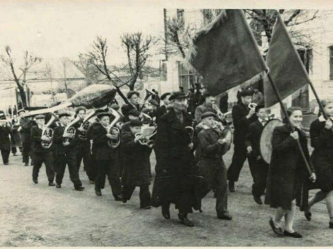 Школьники из авиамодельного кружка на демонстрации, 1 мая 1954 года / Фото: из архива БГИКМ/vk.com/belgorodika