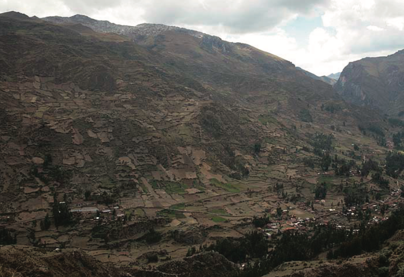 Распаханные склоны гор в Перу. 
