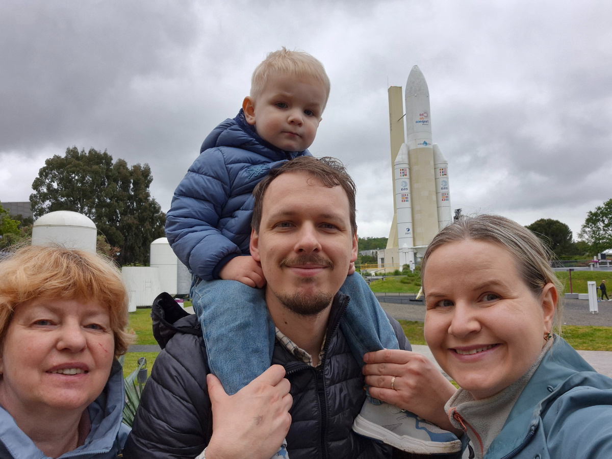 Мы на фоне ракеты