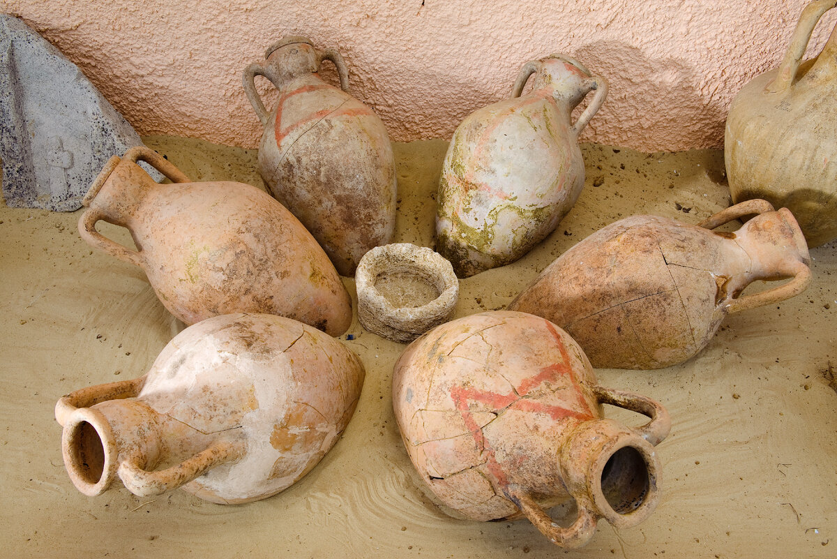 Амфоры с территории памятника-городища Гермонасса-Тмутаракань (в античные времена на территории Тмутаракани был основанный греками город Гермонасса). Фотография с сайта Таманского музейного комплекса