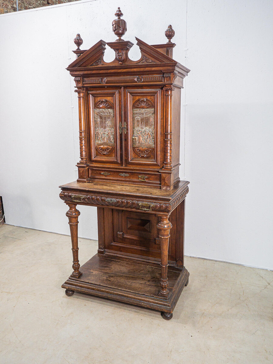 Антикварный шкаф с разомкнутым фронтоном 1860-х гг. из антикварной коллекции Alter Ego Home.