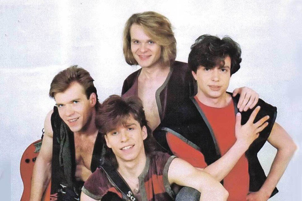    Валерий Юрин (на фото - в нижнем ряду) стал первым солистом «На-На». Когда он ушел из группы, его заменили «двойником» - Владимиром Асимовым (крайний справа). Фотоо: Wikimedia Commons