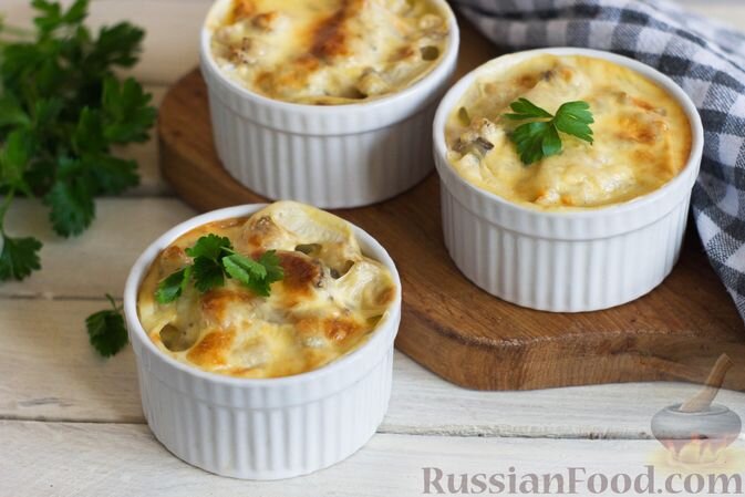 вешенки, сыр плавленый, сметана, масло сливочное, лук репчатый, мука, соль, перец чёрный молотый